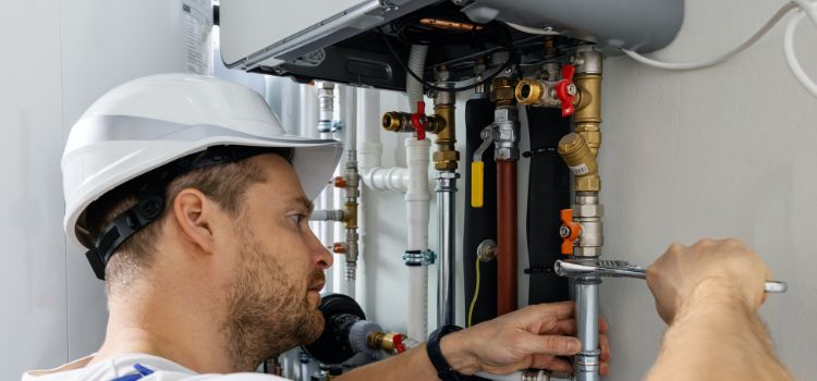 Professionnel en train d'installer une chaudière.